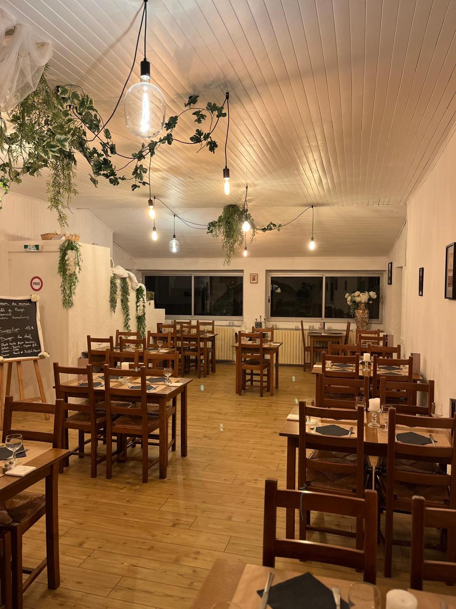 Cafe Du Commerce Genolhac Exterior photo